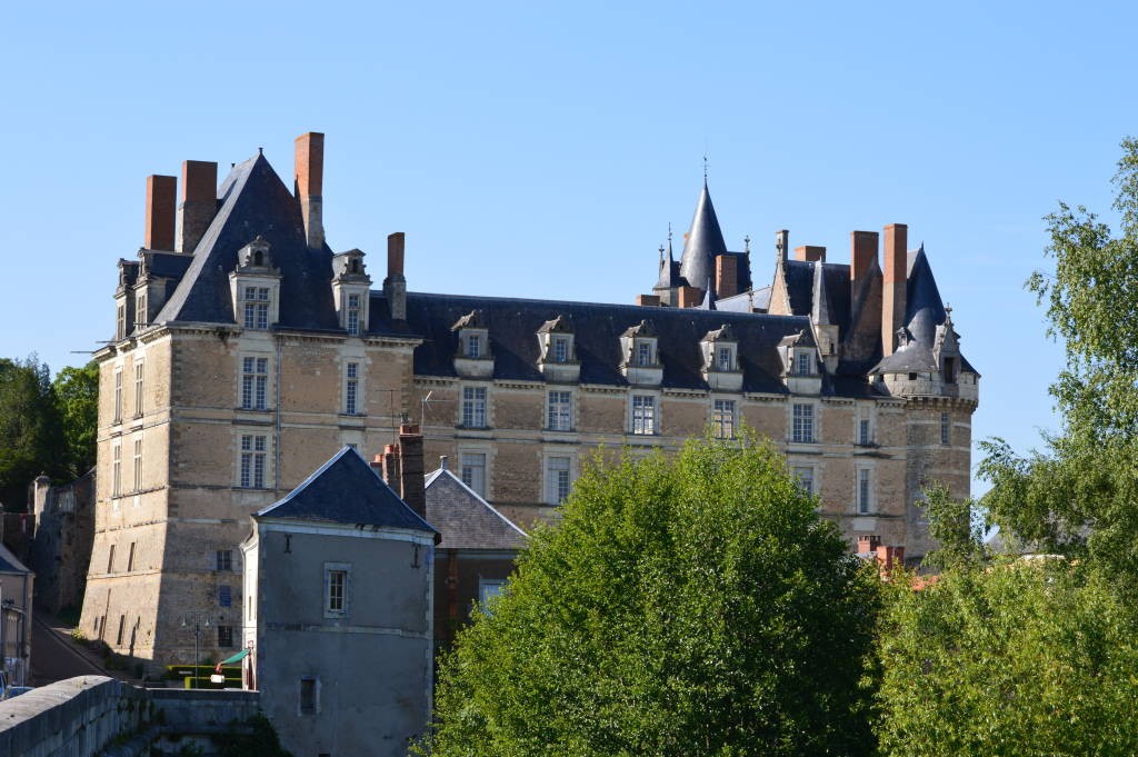 château de durtal, à proximité d'Ô Gîte Bleu dans le maine et loire en Anjou